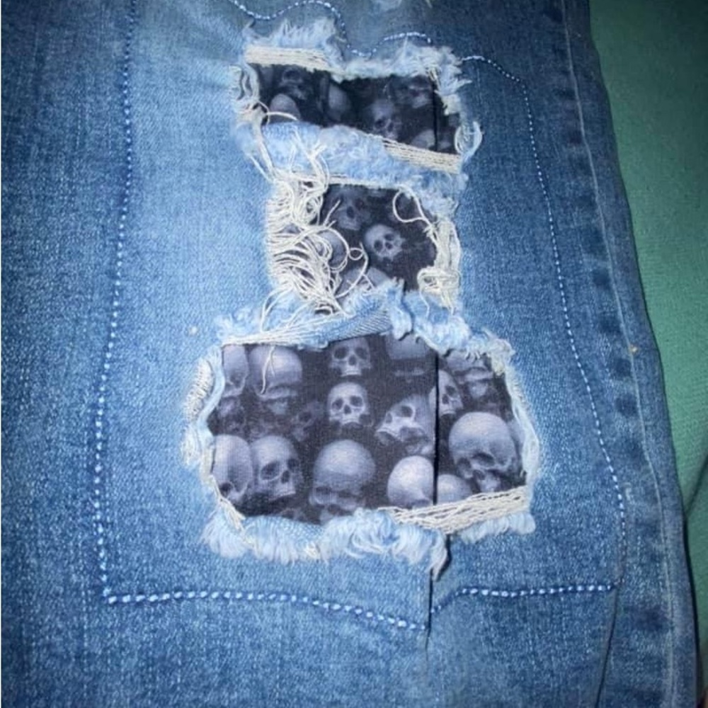 Black skull mid waist ripped jeans - Picture 2 of 5